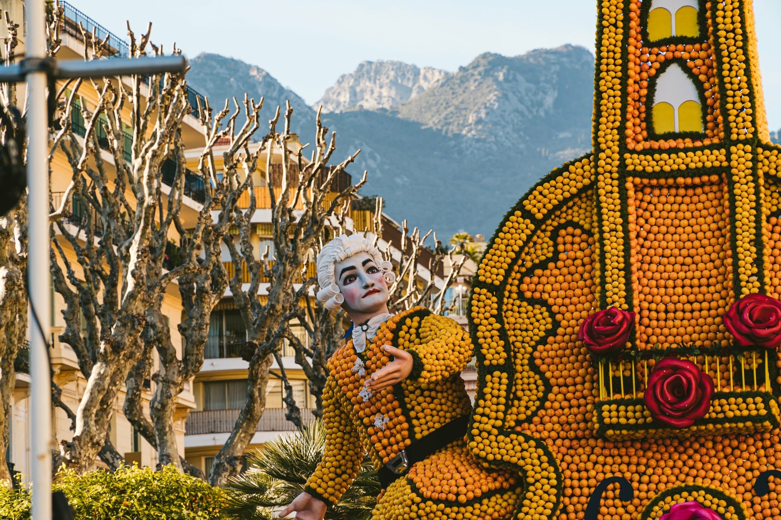 Festivals en Février Une énorme sculpture en papier mâché décorée de citrons